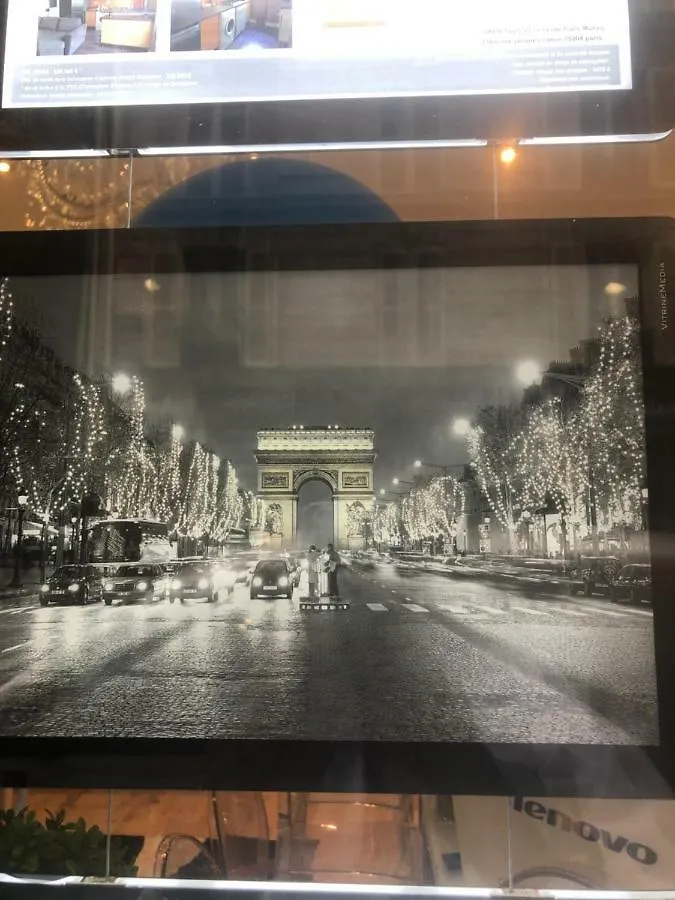 Au Pied De La Tour Eiffel Trocadero