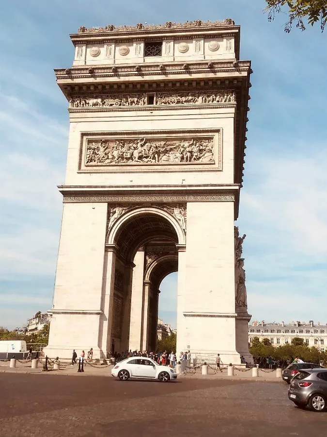 Au Pied De La Tour Eiffel Trocadéro *